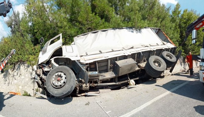 İ̇zmir’de Freni Boşalan Kamyon, Devrilip Sürüklendi