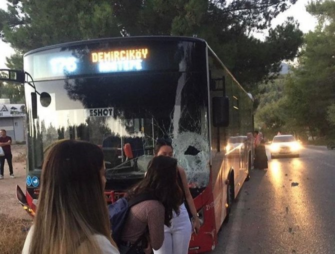 İ̇zmir’de Belediye Otobüsü İle Motosiklet Çarpıştı: 1 Ölü