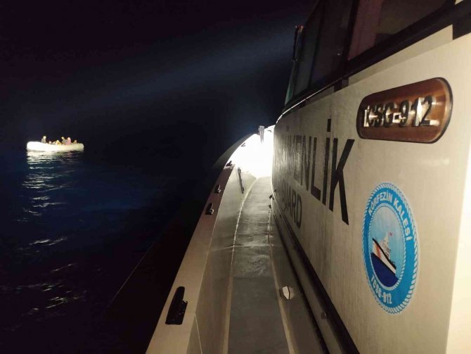 İ̇zmir Açıklarında 259 Göçmen Kurtarıldı, 14 Göçmen De Yakalandı