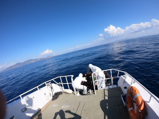 İ̇zmir Açıklarında 259 Göçmen Kurtarıldı, 14 Göçmen De Yakalandı