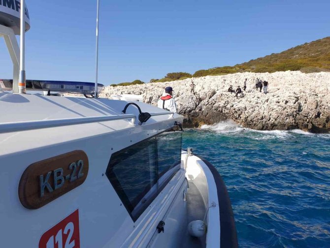 İ̇zmir Açıklarında 259 Göçmen Kurtarıldı, 14 Göçmen De Yakalandı