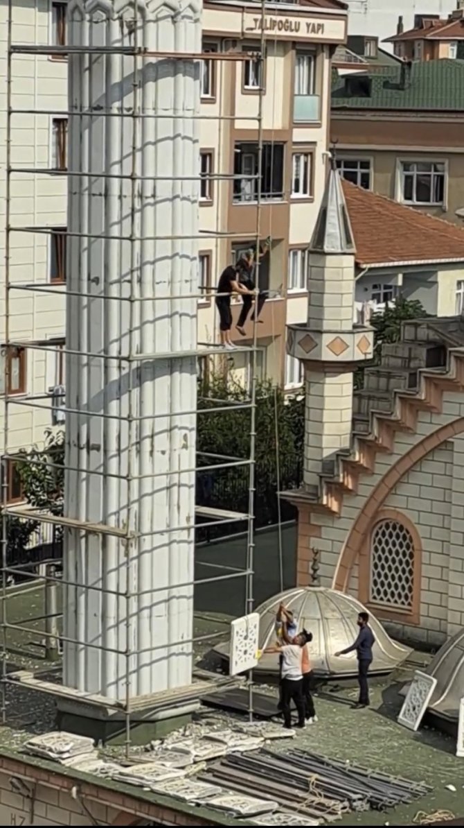 İ̇stanbul’da İlginç Minare Yenilemesi Kamerada: Aşağıya Atlayıp Yukarıya Taş Çektiler