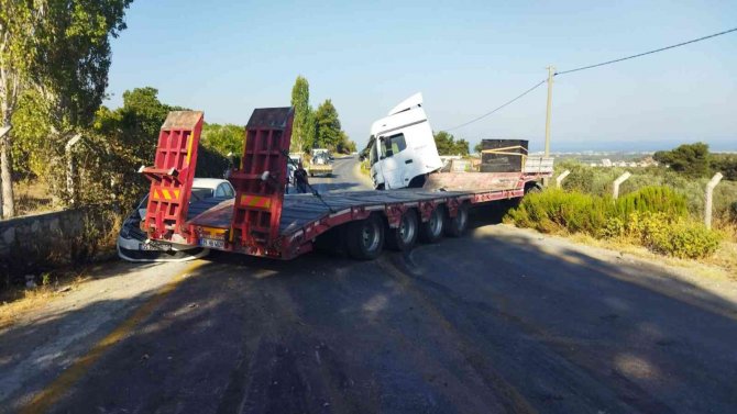 Otomobil İle Tır Çarpıştı, Yol Trafiğe Kapandı