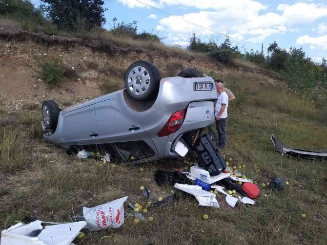 Tarlaya Uçan Otomobilden Burunları Bile Kanamadan Çıktılar