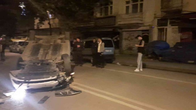 Direksiyon Hâkimiyetini Kaybetti Sokak Ortasında Araçla Takla Attı