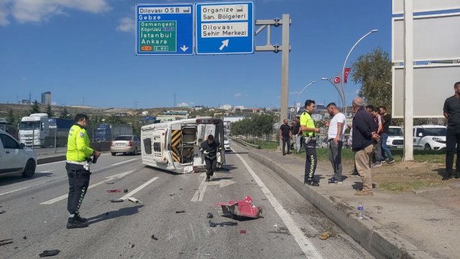 D-100’de Tankerin Çarptığı Servis Minibüsü Devrildi: 1 Yaralı