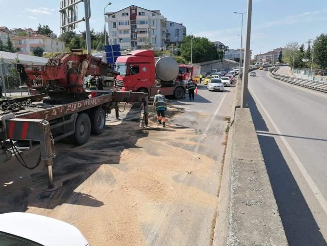 Bariyerlere Çarpan Tırdan Burnu Bile Kanamadan Çıktı