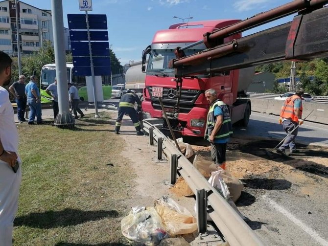 Bariyerlere Çarpan Tırdan Burnu Bile Kanamadan Çıktı