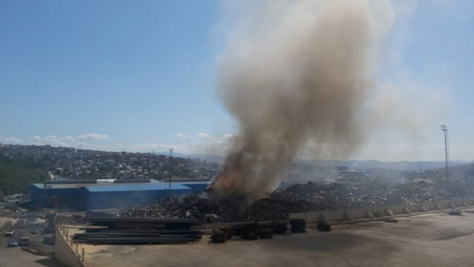 Çelik Fabrikasının Hurdalık Bölümü Alevlere Teslim Oldu