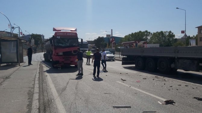 D-100’de Tankerin Çarptığı Servis Minibüsü Devrildi: 1 Yaralı
