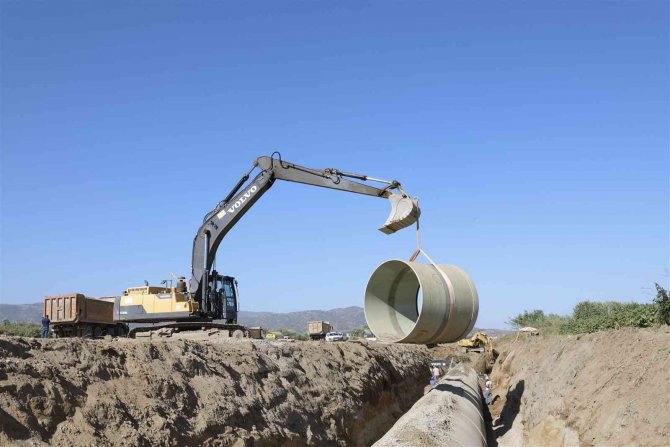 Koçarlı’daki Sulama İnşaatında Dev Borular Döşeniyor