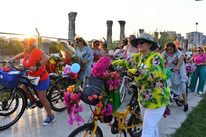 Bisikletseverler ’Süslü Kadınlar Bisiklet Turu’nda Pedal Çevirdi