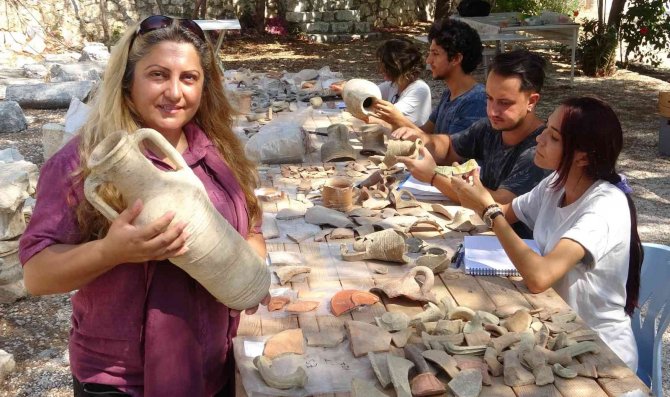 11 Bin Seramik Parçası Tek Tek Elden Geçiyor Turizme Kazandırılıyor