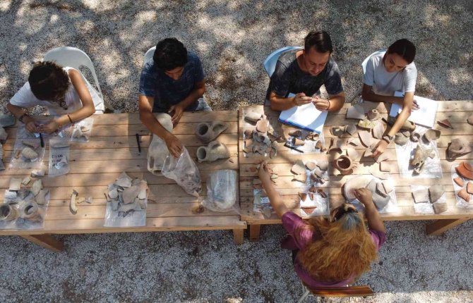 11 Bin Seramik Parçası Tek Tek Elden Geçiyor Turizme Kazandırılıyor