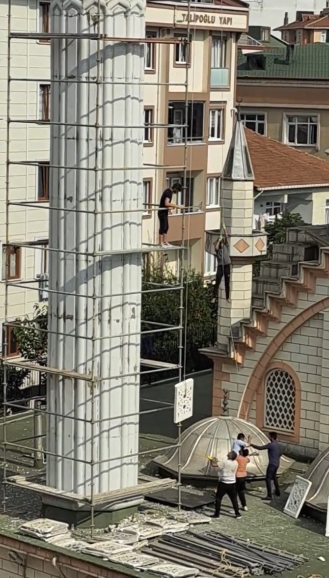 İ̇stanbul’da İlginç Minare Yenilemesi Kamerada: Aşağıya Atlayıp Yukarıya Taş Çektiler