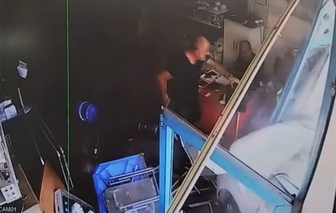 Önce Kaza Yaptı, Ardından İş Yerine Daldı
