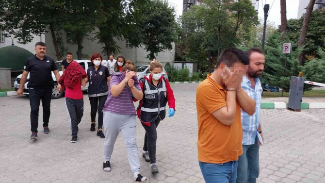 Hırsızlık Zanlısı Kadın, Gazetecilere Terlik Attı