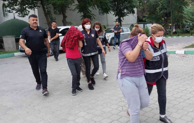 Hırsızlık Zanlısı Kadın, Gazetecilere Terlik Attı