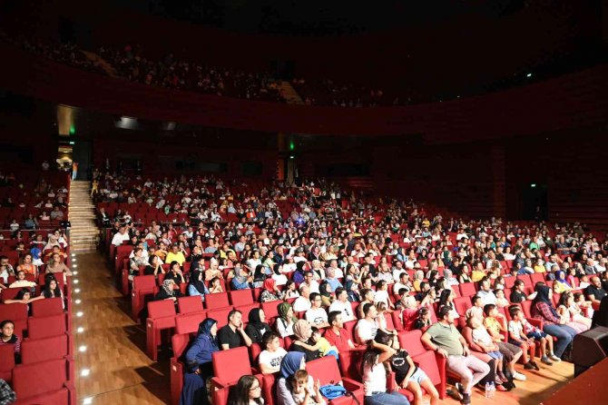 Sanat Akademisi Öğrencilerinden Tiyatro Gösterisi