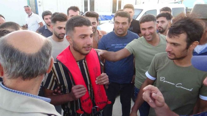 Denizde Kaybolan Genç 24 Saat Sonra Sağ Olarak Bulundu
