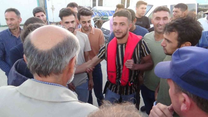 Denizde Kaybolan Genç 24 Saat Sonra Sağ Olarak Bulundu