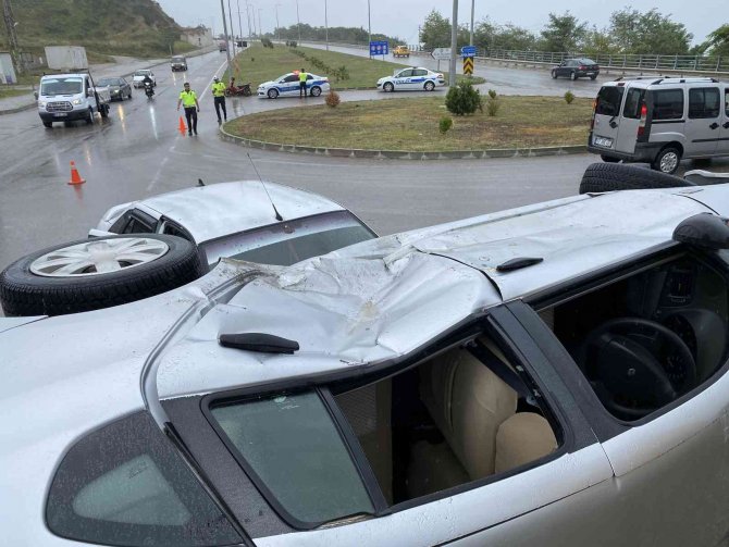 Sinop’ta Çarpışan Otomobillerden Biri Yan Yattı: 2 Yaralı
