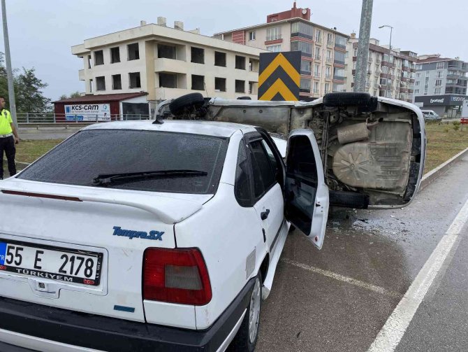 Sinop’ta Çarpışan Otomobillerden Biri Yan Yattı: 2 Yaralı
