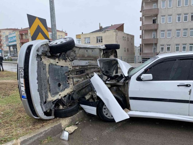 Sinop’ta Çarpışan Otomobillerden Biri Yan Yattı: 2 Yaralı