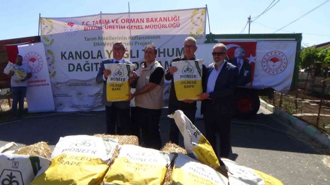Silivri’de Çiftçilere Kanola Tohumu Dağıtıldı