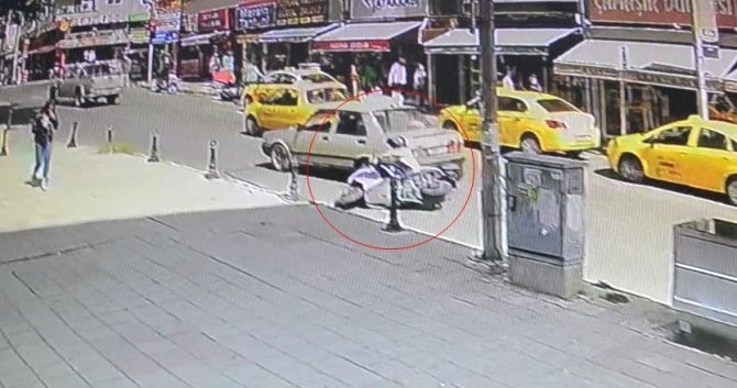 Otomobille Çarpışan Motosikletli Yaralandı, Sürücü Kaçtı: O Anlar Kamerada