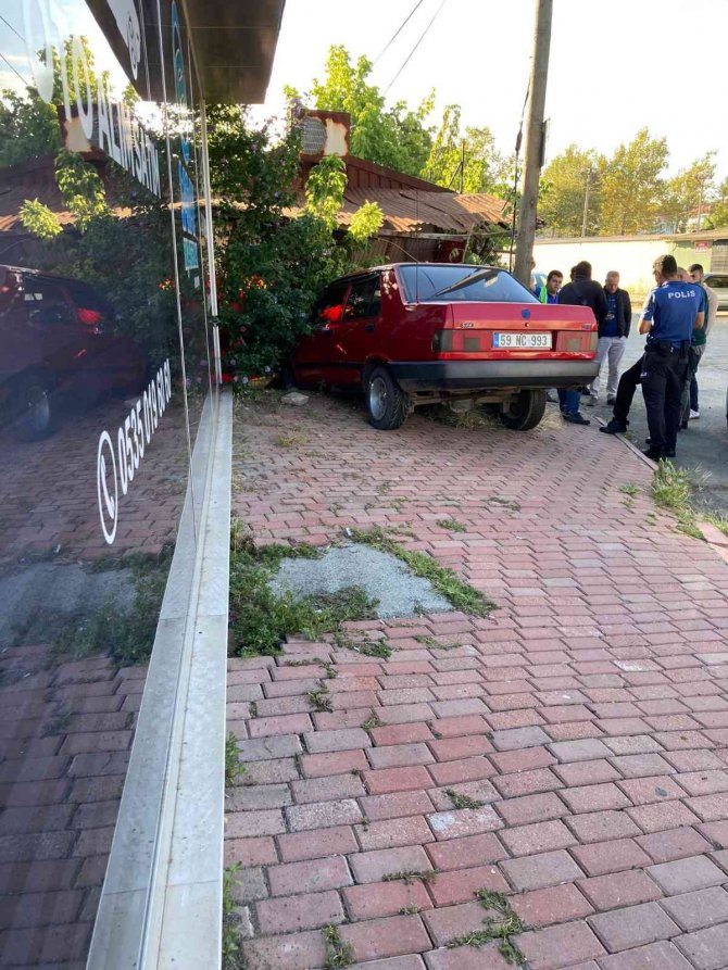 Otomobil Bahçeye Daldı