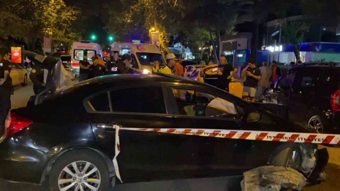 Kadıköy’de Otomobil Yolcu Alan Taksiye Çarptı, Öfkelenen Sürücü Kendi Aracını Tekmeledi