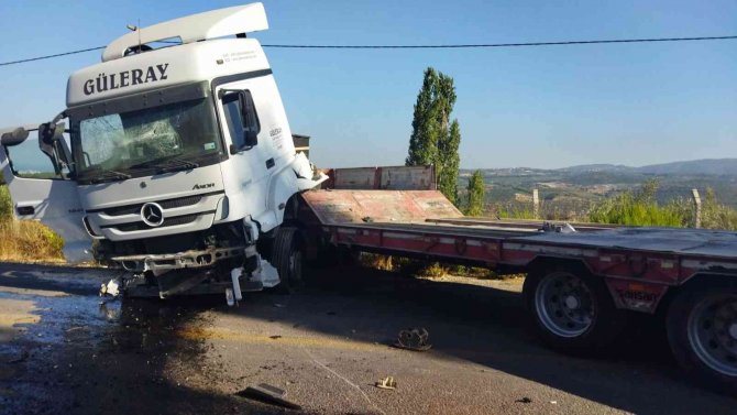 Otomobil İle Tır Çarpıştı, Yol Trafiğe Kapandı