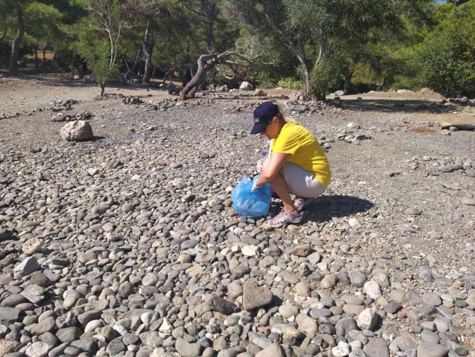 Kemer’deki Kıyı Temizliğinde 650 Kilo Çöp Toplandı