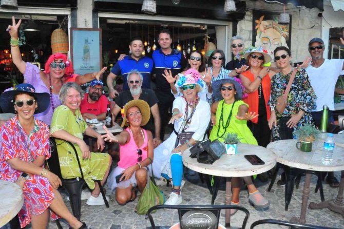 Süslü Kadınlar Alaçatı’da Pedalladı