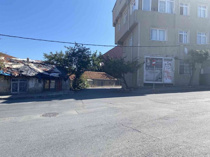 Ümraniye’de Yolun Karşısına Geçen Çocuğa Otomobil Çarptı