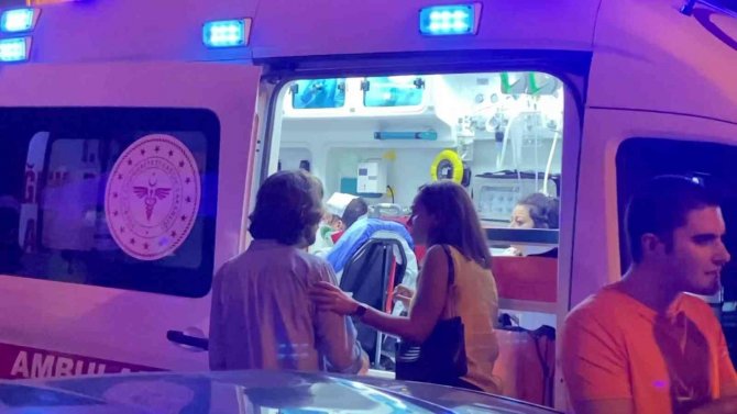 Kadıköy’de Otomobil Yolcu Alan Taksiye Çarptı, Öfkelenen Sürücü Kendi Aracını Tekmeledi