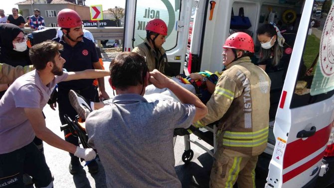 Pendik’te Virajı Alamayan Otomobil Bariyerlere Çarptı, Kazada 1 Kişi Yaralandı
