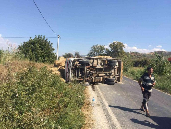 Seyir Halindeki Saman Kamyonu Devrildi, Sürücüyü İtfaiye Kurtardı