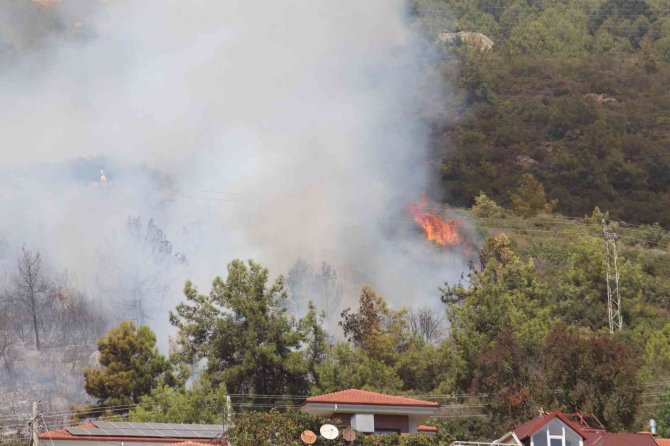 Alanya’da Yerleşim Yerine Yakın Alanda Çıkan Orman Yangını Kontrol Altına Alındı