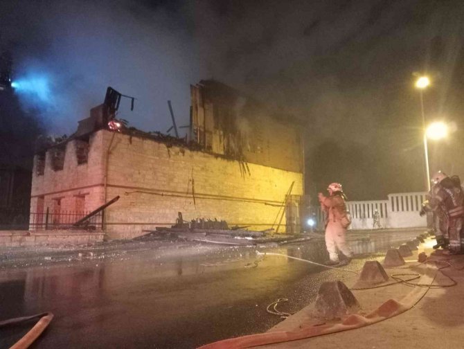 Zeytinburnu’nda Alev Alev Yanan Tarihi Fırın Harabeye Döndü