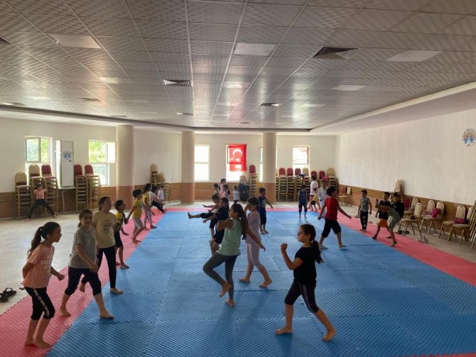 Dinar’da Ücretsiz Tekvando Ve Tenis Eğitimleri Devam Ediyor