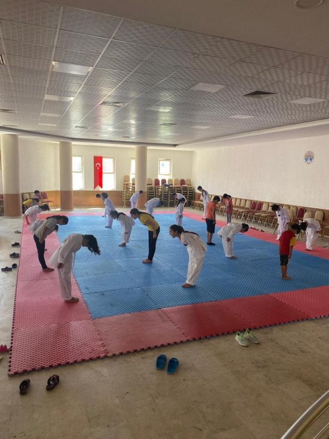 Dinar’da Ücretsiz Tekvando Ve Tenis Eğitimleri Devam Ediyor