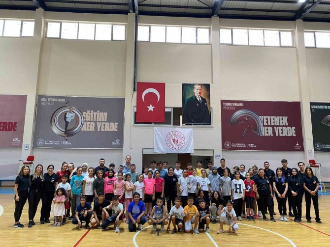 Zafer Haftası Badminton Turnuvası Sona Erdi