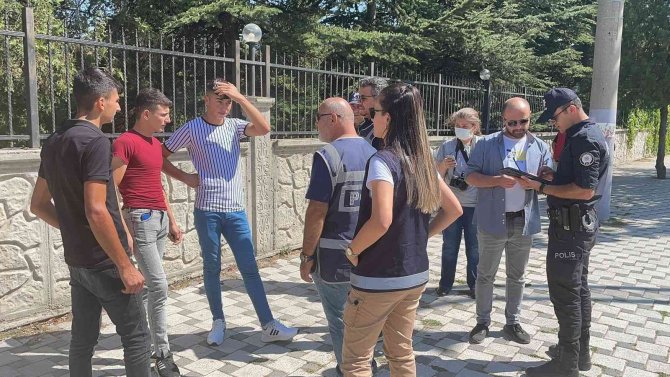 Afyonkarahisar’da Okul Giriş Ve Çıkışlarında Sıkı Denetim