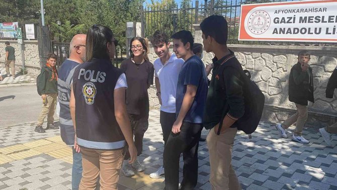 Afyonkarahisar’da Okul Giriş Ve Çıkışlarında Sıkı Denetim
