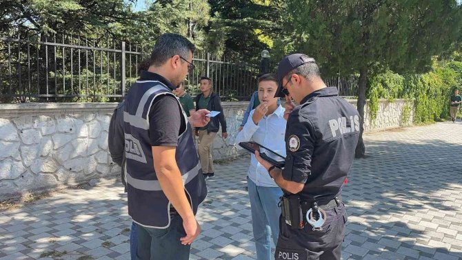 Afyonkarahisar’da Okul Giriş Ve Çıkışlarında Sıkı Denetim