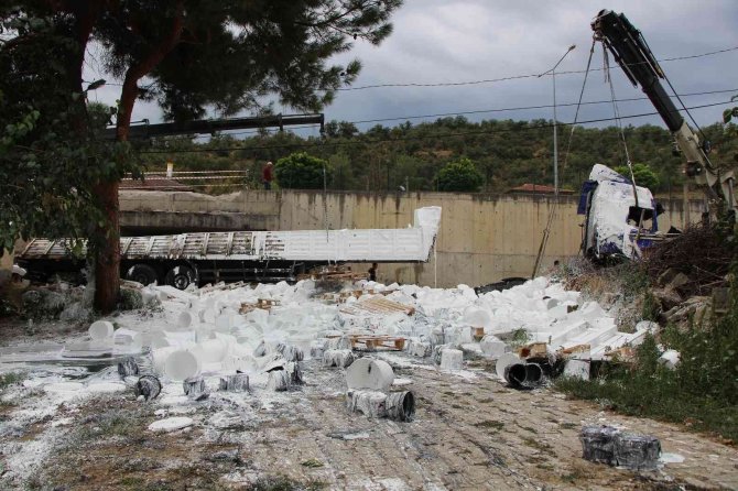 Boya Yüklü Tır Yoldan Uçtu, Vatandaş Deprem Sandı
