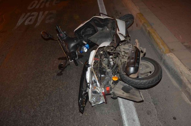 Motosiklet Refüje Çarptı: 1 Yaralı