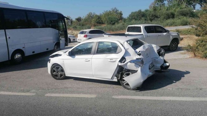 Kırmızı Işıkta Bekleyen Araçlara Tur Midibüsü Çarptı, Bir Araç Hurdaya Döndü